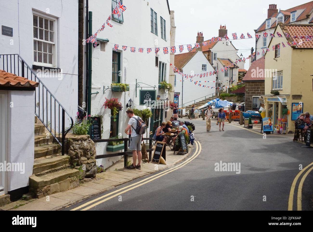 La strada principale fino alla spiaggia di Robin Hood's Bay, North Yorkshire Foto Stock