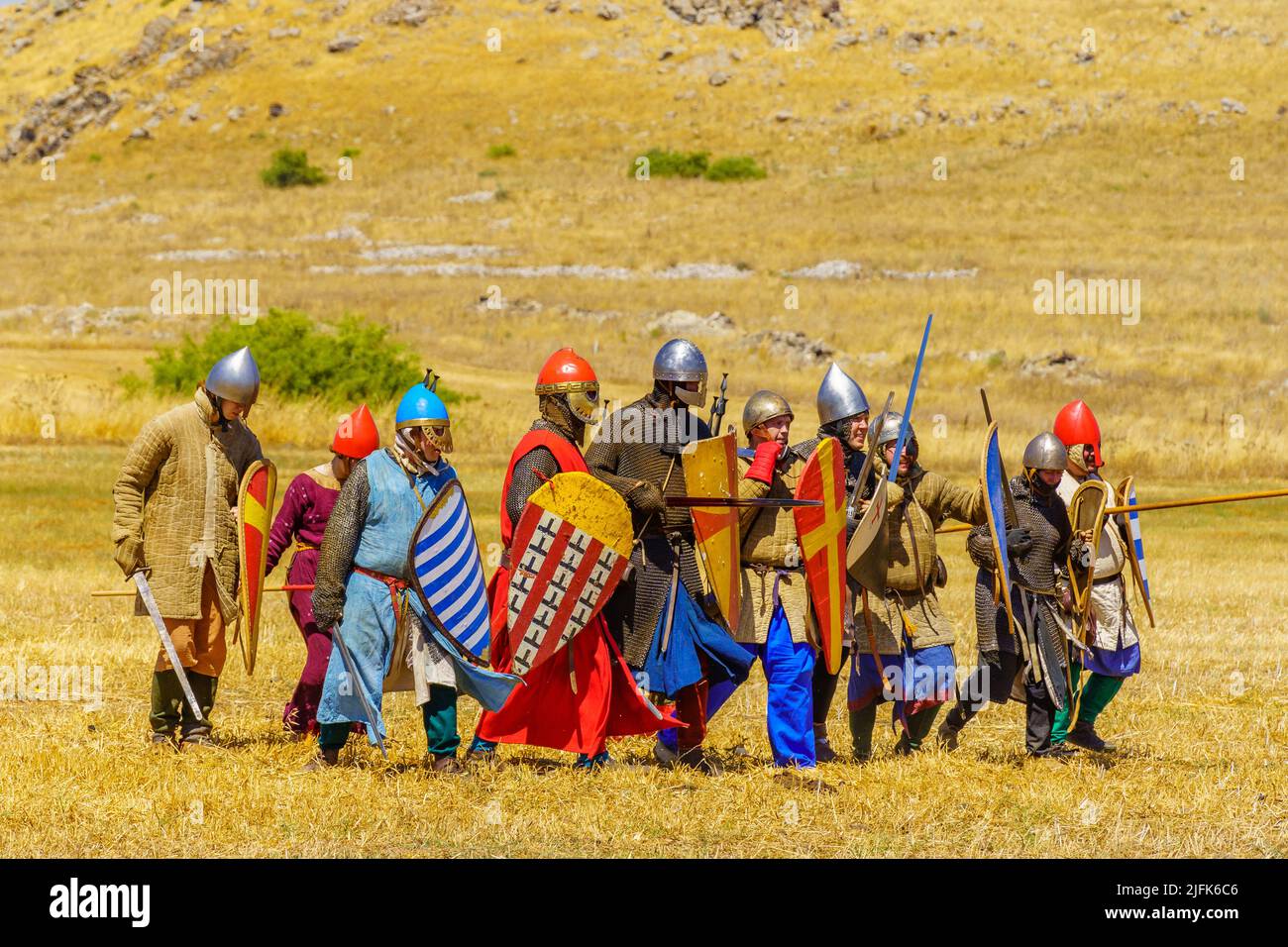 Lavi, Israele - 01 luglio 2022: Rievocazione della battaglia dei corni di Hattin del 1187 (Ayyubid sultan Saladin sconfisse i crociati): Esercito crociato mar Foto Stock