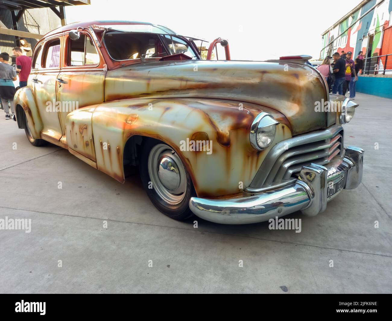 Avellaneda, Argentina - Mar 20, 2022: Vecchia Oldsmobile 98 quattro porte berlina 1940s in un deposito. Asta di ratto. Mostra di auto classiche Foto Stock