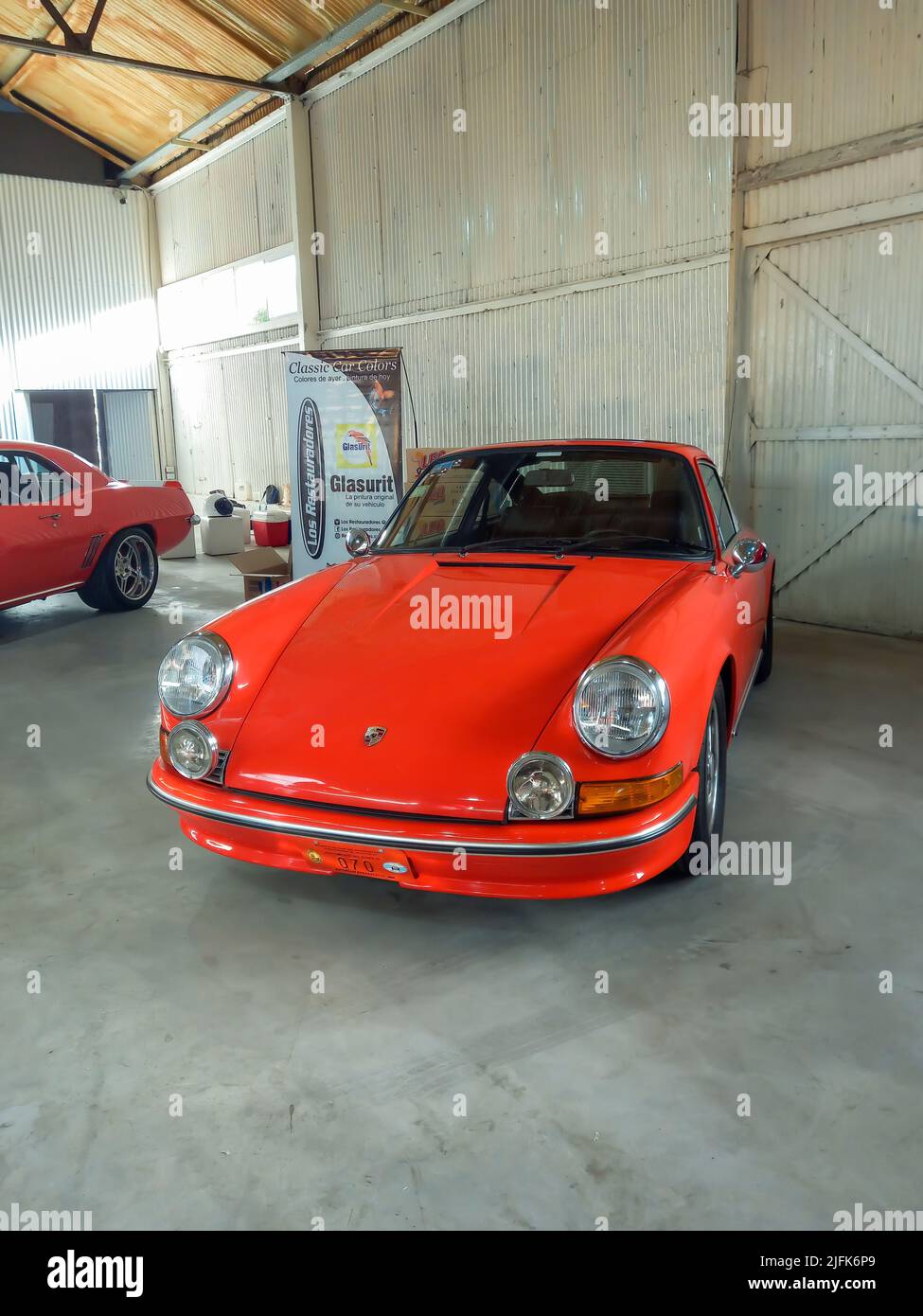 Vecchio sport rosso Porsche 912 Speedster coupé 1965 - 1969 in un magazzino. Expo Fierro 2022 mostra di auto classiche. CopySpace. Foto Stock