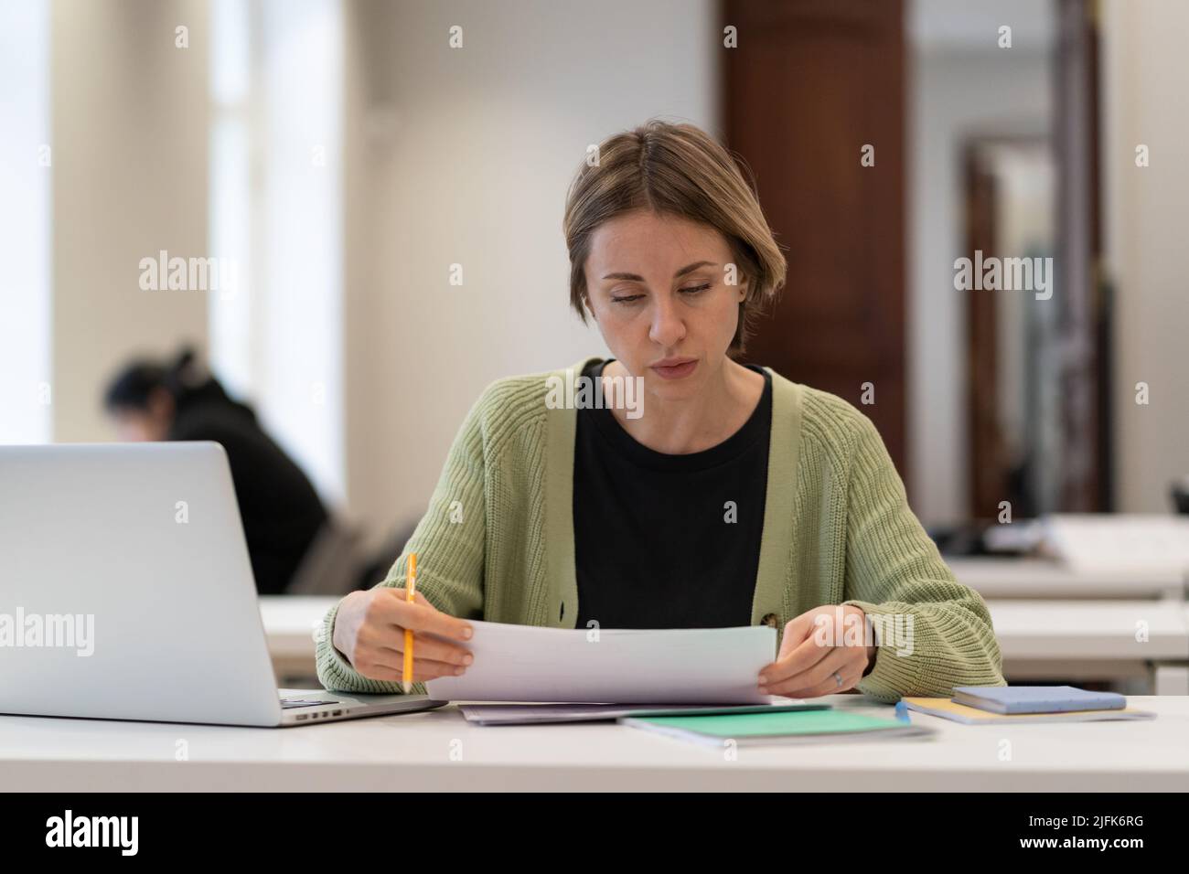 Le donne di mezza età che lavorano nello studio del campus si preparano per un esame o un test serio in università o college Foto Stock
