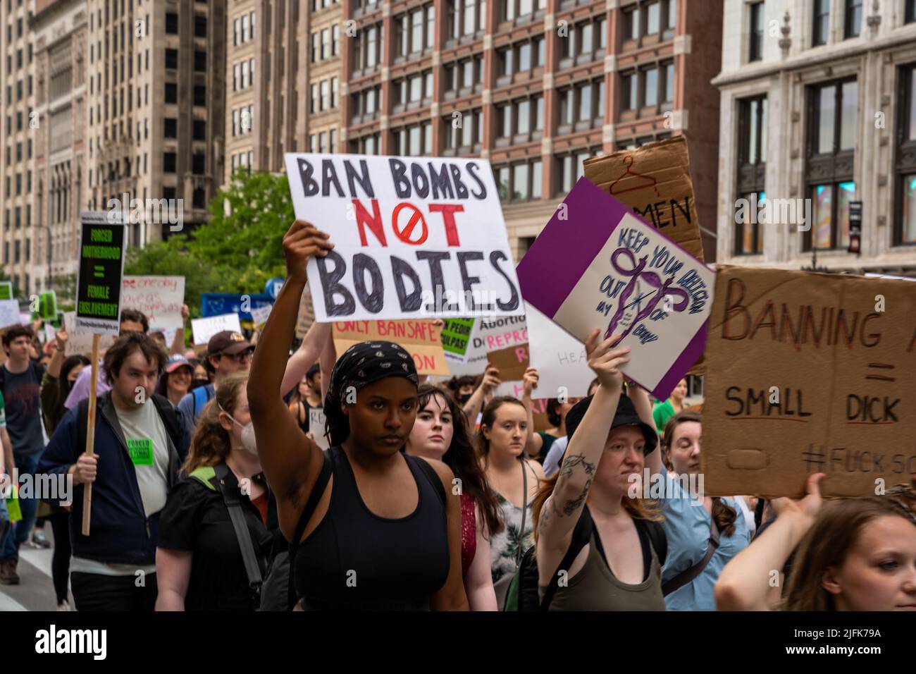 I manifestanti che detengono i segni My Body My Choice, Ban bombe non corpi, diritti di aborto, persone con cartelli che sostengono i diritti di aborto per protesta negli Stati Uniti Foto Stock