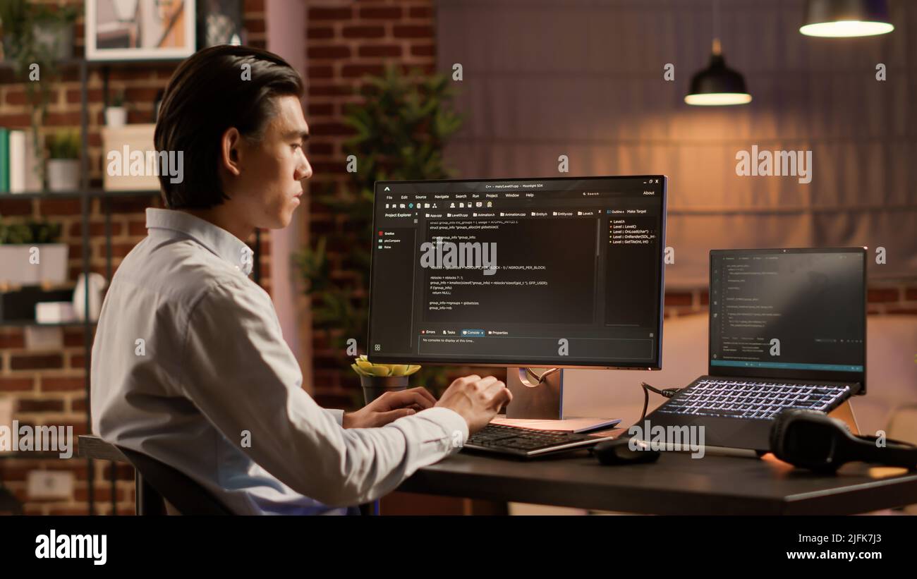 Programmatore asiatico che utilizza codice binario per script di sistema di sicurezza, programmazione della crittografia firewall. Lavorare con il server di dati per sviluppare la rete su software di codifica, hacking applicazione. Foto Stock