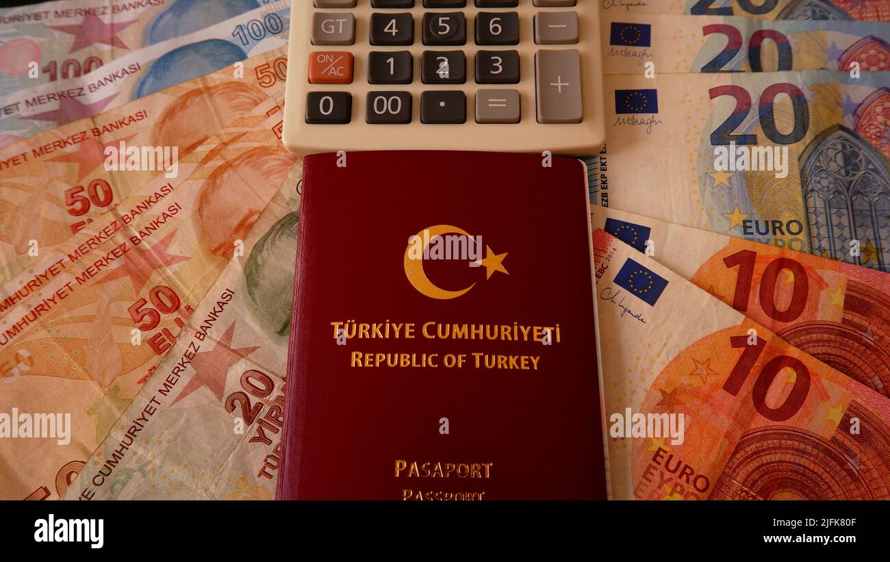 Passaporto turco sul denaro o euro e lira turca con calcolatrice, calcolo delle vacanze. Foto Stock