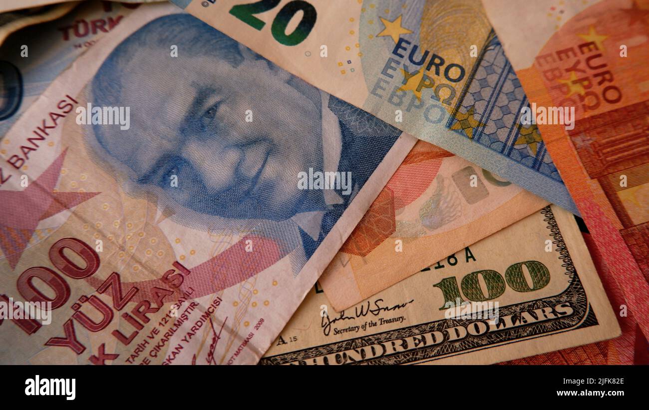 Foto dall'alto di soldi, euro, dollaro, lira turca. Foto Stock
