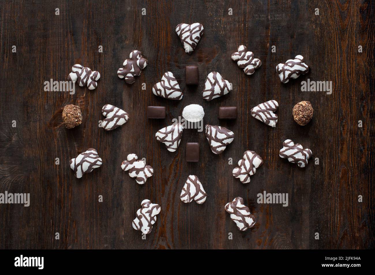 Caramelle al cioccolato su sfondo di legno Foto Stock
