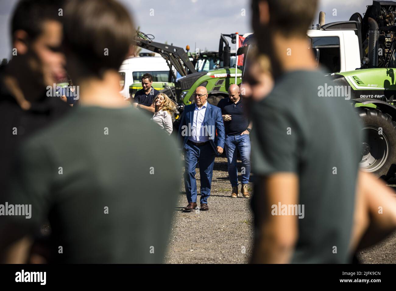 2022-07-04 10:11:51 VEGHEL-Mayor Kees van Rooij di Meierijstad parla con gli agricoltori dimostranti. Gli agricoltori in precedenza avevano bloccato il centro di distribuzione di Jumbo e FrieslandCampina. La protesta è diretta contro i piani di azoto del governo. ANP ROB ENGELAAR olanda OUT - belgio OUT Foto Stock