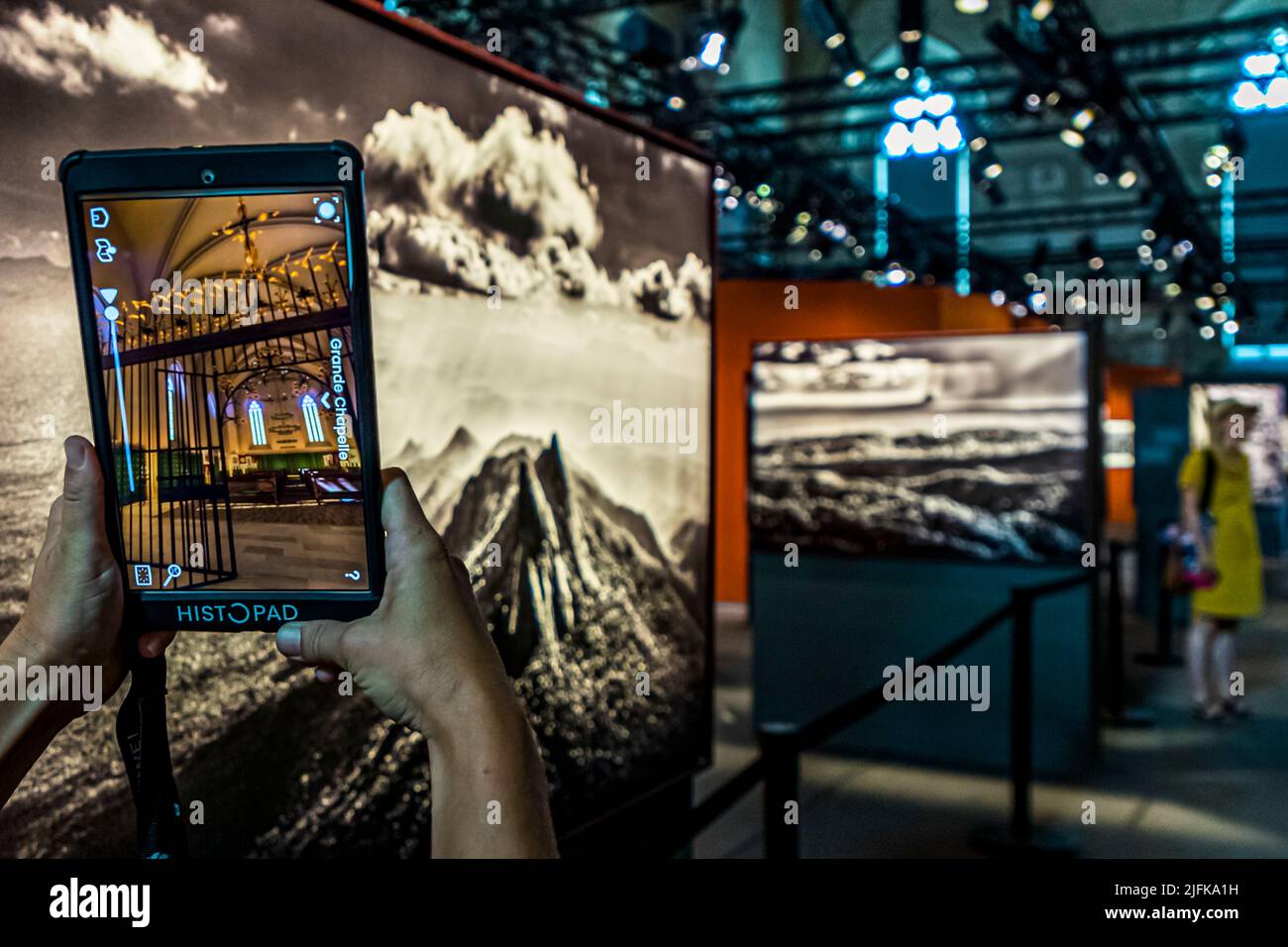 L'Histopad vi permette di vedere il Palazzo Papale ad Avignone nel suo presunto stato originale. Con l'Histopad, una guida interattiva su tavolette, le pareti dell'antica residenza papale risplendono di nuovo nei colori originali, le feste e gli interni sono simulati e danno un'impressione vivida Foto Stock