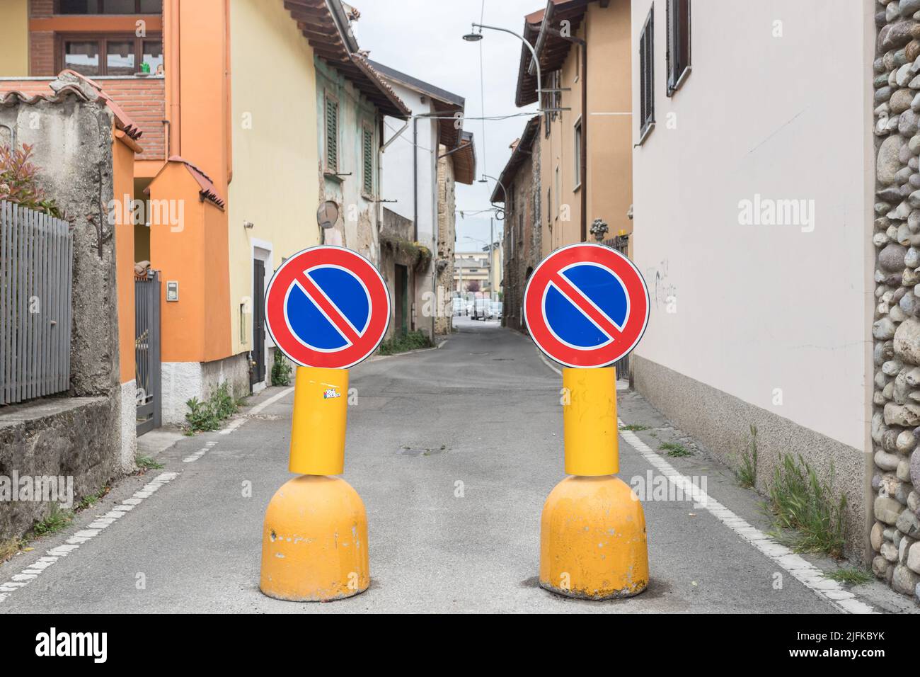 In Italia non sono presenti segnali di parcheggio che bloccano la strada Foto Stock