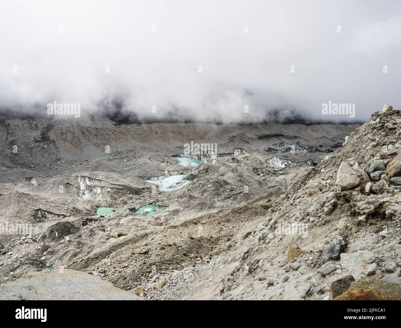 Basso maggio nuvole sopra il ghiacciaio Khumbu a nord di Lobuche, Nepal Foto Stock