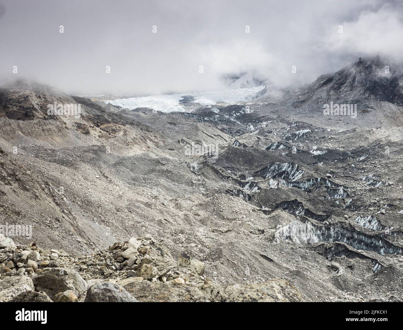 Bassa maggio nuvole sul ghiacciaio Khumbu vicino a Gorak Shep. Il Khumbu Icefall è il grande cerotto bianco nel bg. Foto Stock