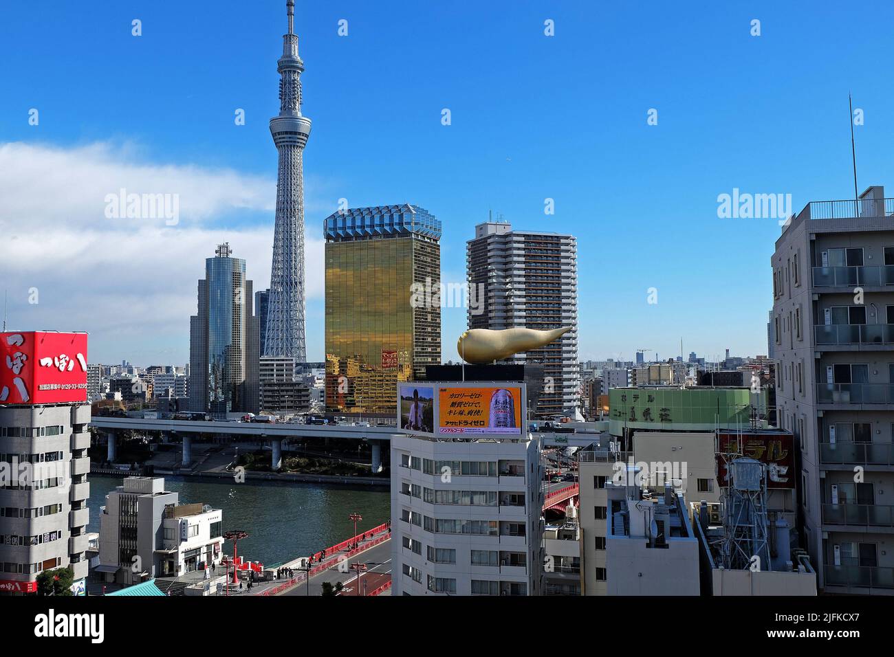 Architettura esterna e decorazione presso la birreria Asahi (sede delle birrerie) e il ponte Azumabashi attraverso il fiume Sumida - Tokyo, Giappone Foto Stock