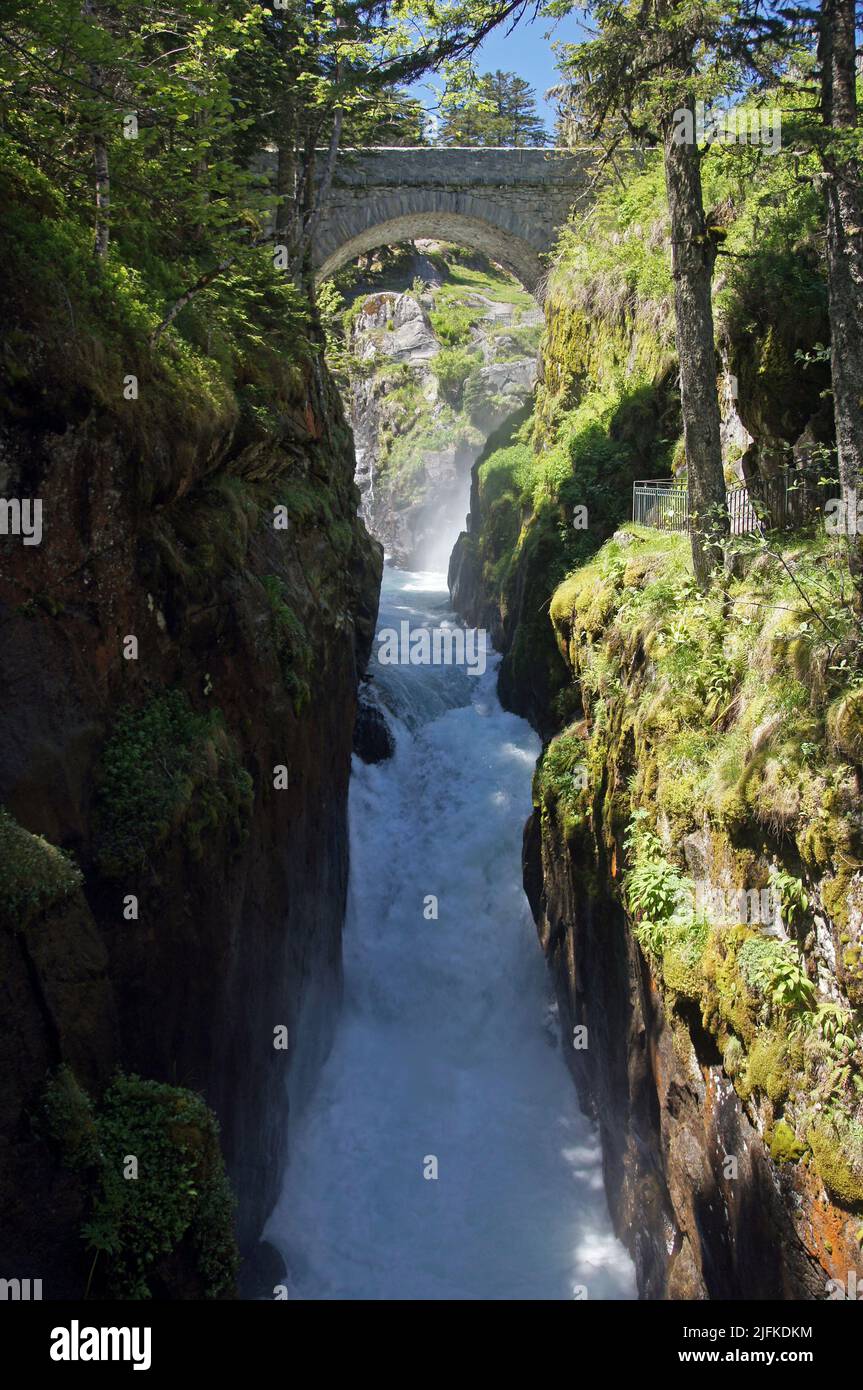 La Valee de Jeret nei Pirenei francesi: Le cascate a Pont d'Espagne Foto Stock