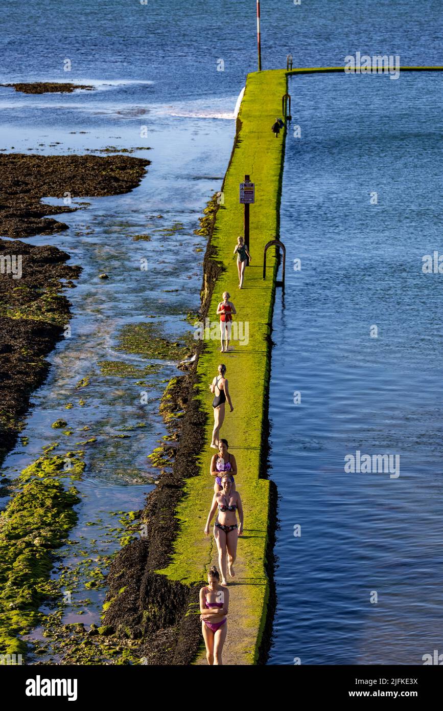 spettacoli pic: Fine settimana a Margate come bagnanti ha approfittato della piscina di marea di Walpole Bay. Strisciando lungo il muschio scivoloso carico Thames es Foto Stock