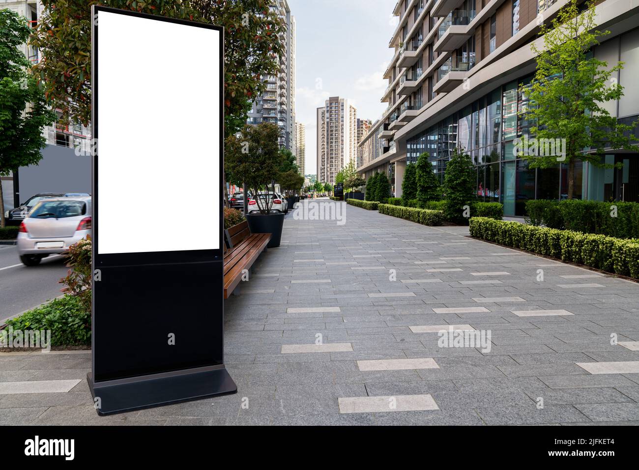 Cartellone LCD per pubblicità all'aperto su una strada cittadina. Schermo bianco, è possibile inserire la foto qui. Foto Stock