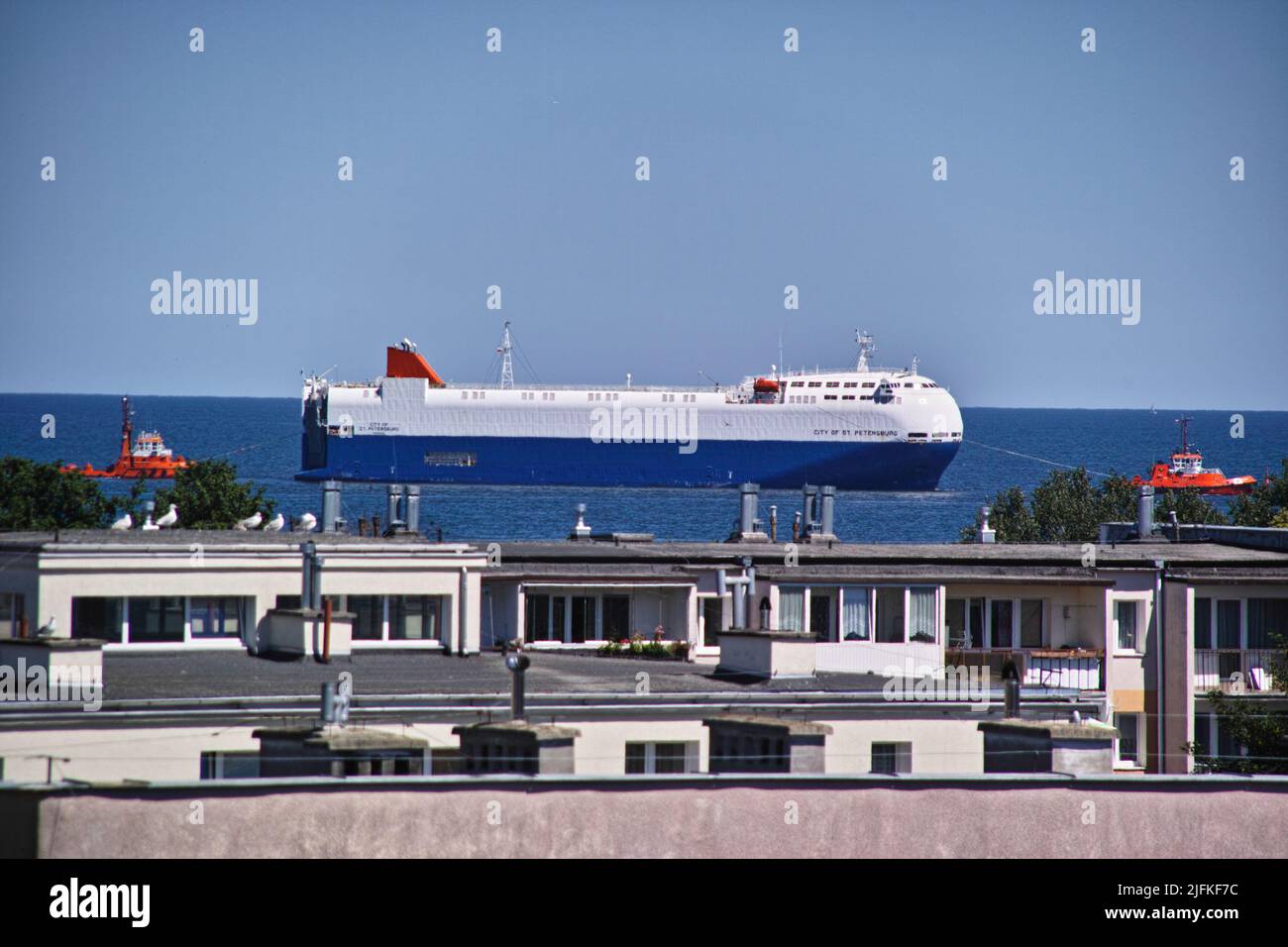 Al mattino. L'ingresso della nave al porto. Gdansk Brzezno, Mar Baltico. Golfo di Danzica, Polonia. Foto Stock