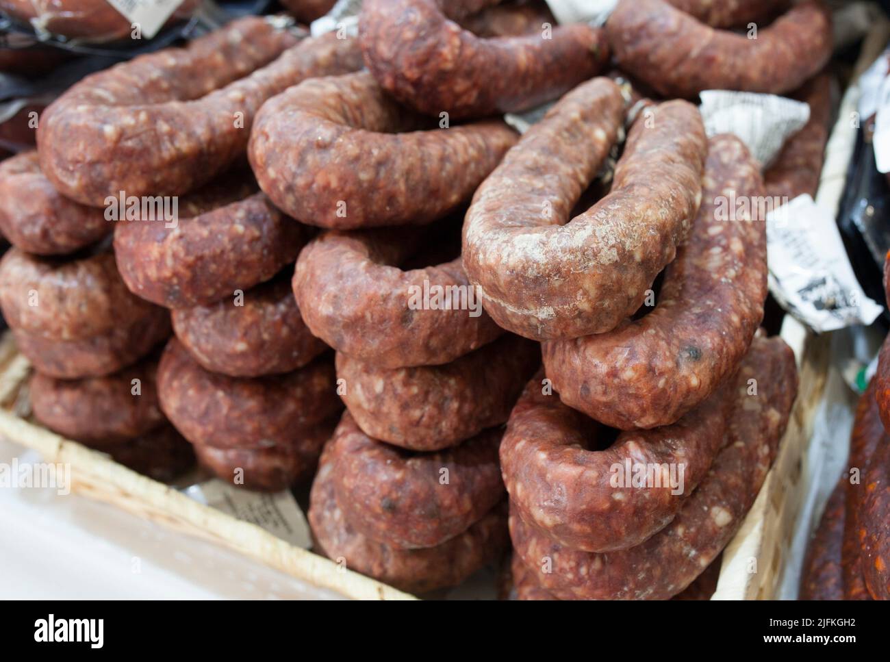 Salchichon o salsiccia piccante iberica. Visualizzato in stallo del mercato stradale. Foto Stock