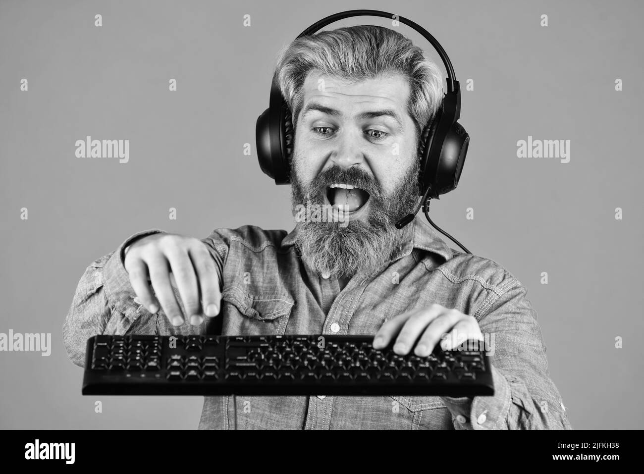 Miglior servizio. Giocatore professionista che gioca a Arcade gioco per computer. chat online. Gioco video online. Cyber Championship. Business agile. Download di musica Foto Stock