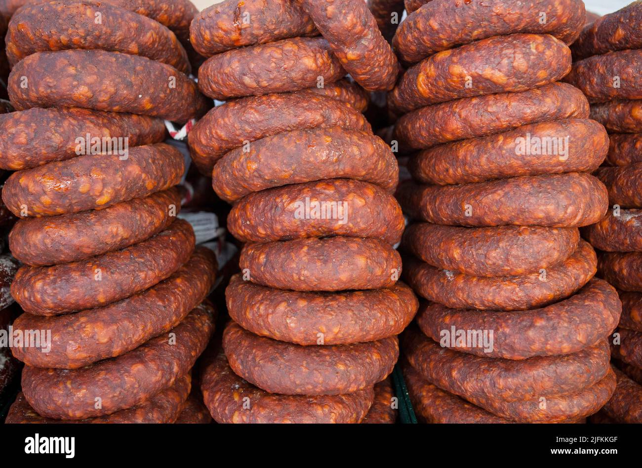 Chorizo iberico rosso visualizzato alla bancarella del mercato di strada. Primo piano. Foto Stock
