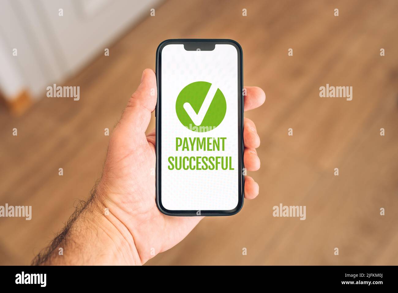 Pagamento online messaggio di successo sullo schermo dello smartphone per il concetto di shopping domestico, fuoco selettivo Foto Stock