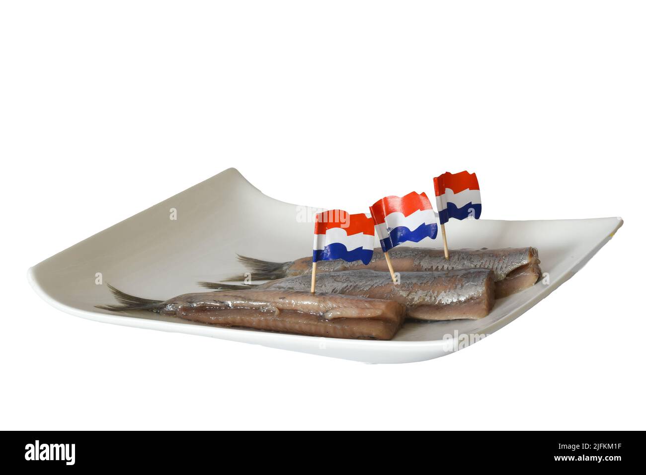 Den Helder, Paesi Bassi. Giugno 2022. Aringa fresca cruda su un piatto bianco. Fuoco selettivo isolato. Foto di alta qualità Foto Stock