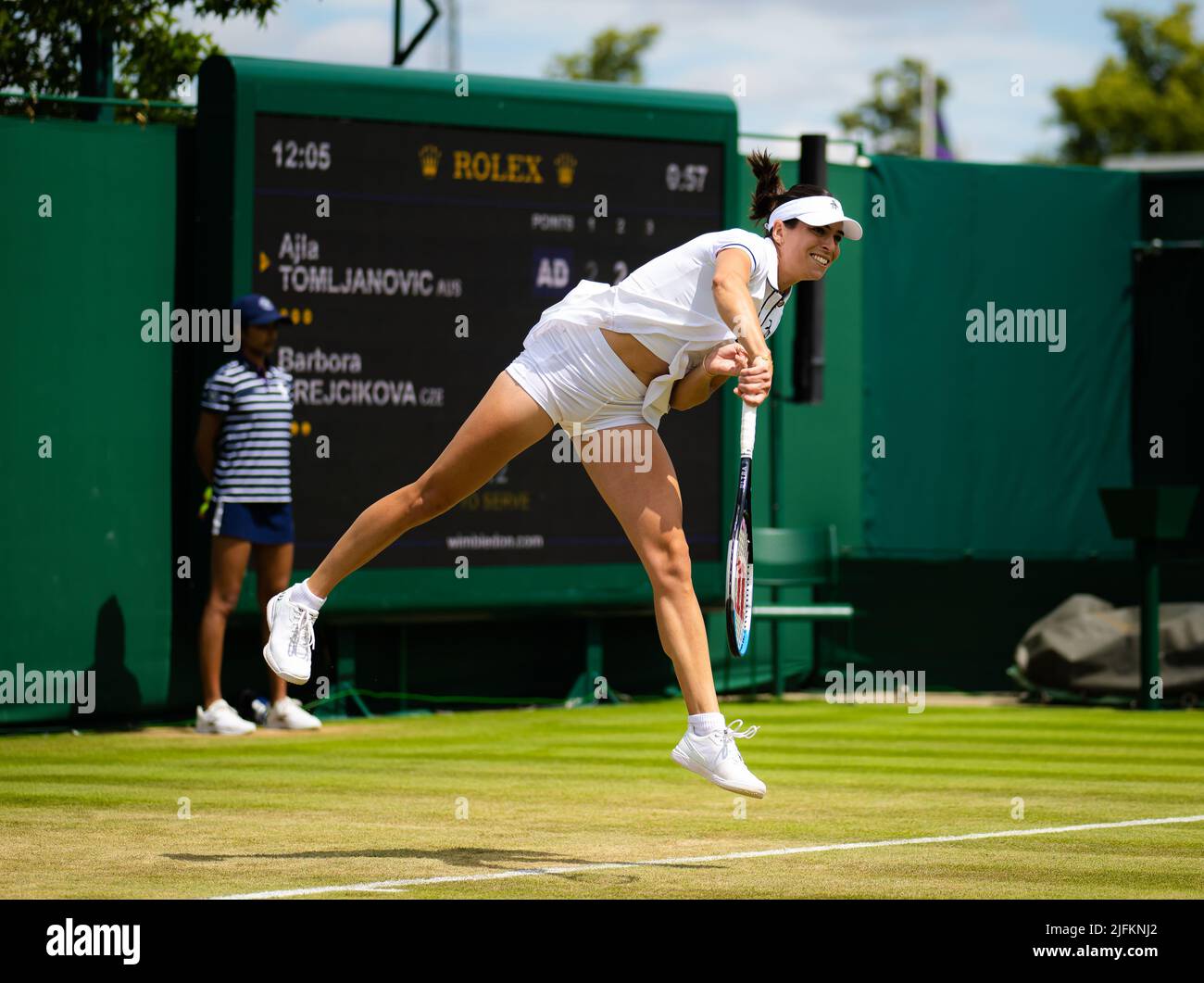 Ajla Tomljanovic dell'Australia in azione contro Barbora Krejcikova della Repubblica Ceca durante il terzo round dei campionati 2022 di Wimbledon, torneo di tennis Grand Slam il 2 luglio 2022 presso l'All England Lawn Tennis Club di Wimbledon vicino Londra, Inghilterra - Foto: Rob Prange/DPPI/LiveMedia Foto Stock