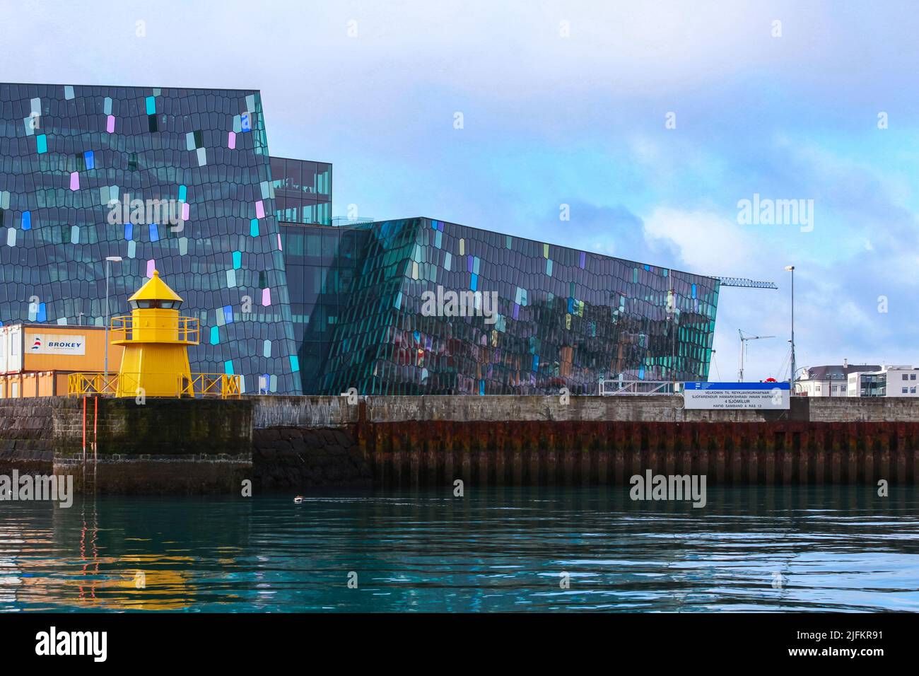 Reykjavik, Islanda - 4 aprile 2017: La torre gialla del faro si trova di fronte alla sala concerti e al centro conferenze Harpa Foto Stock