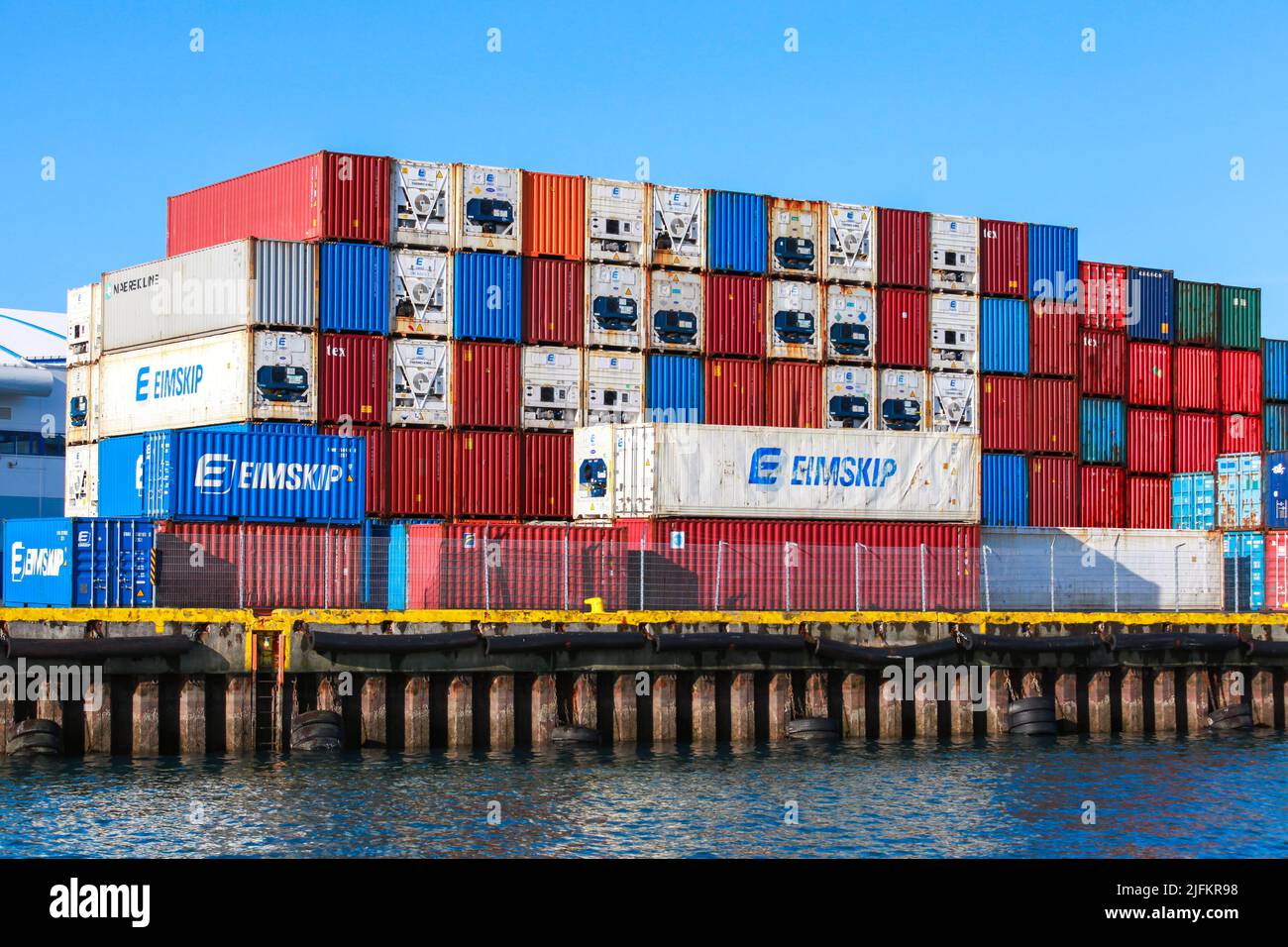 Reykjavik, Islanda - 4 aprile 2017: I container impilati si trovano sulla costa del porto commerciale di Reykjavik Foto Stock