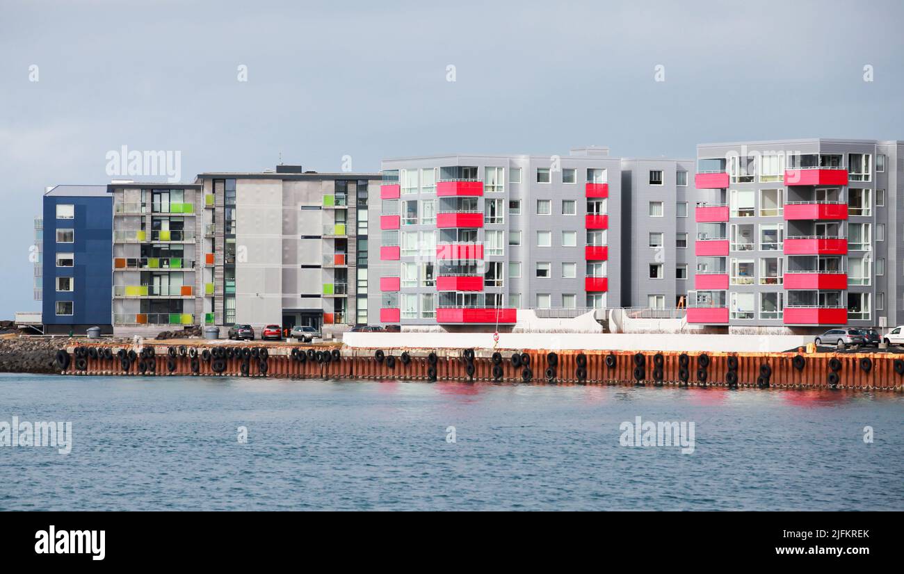 Hafnarfjordur, Islanda - 4 aprile 2017: Paesaggio costiero di Hafnarfjordur con moderne case residenziali colorate durante il giorno Foto Stock