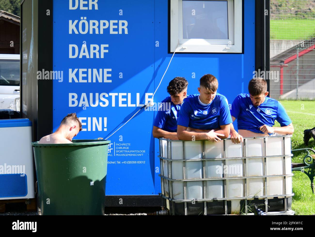KSC Karlsruher SC seconda lega giocatori in acqua Eiston Spieler Österreich Neukirchen 2022 calcio professionale Foto Stock