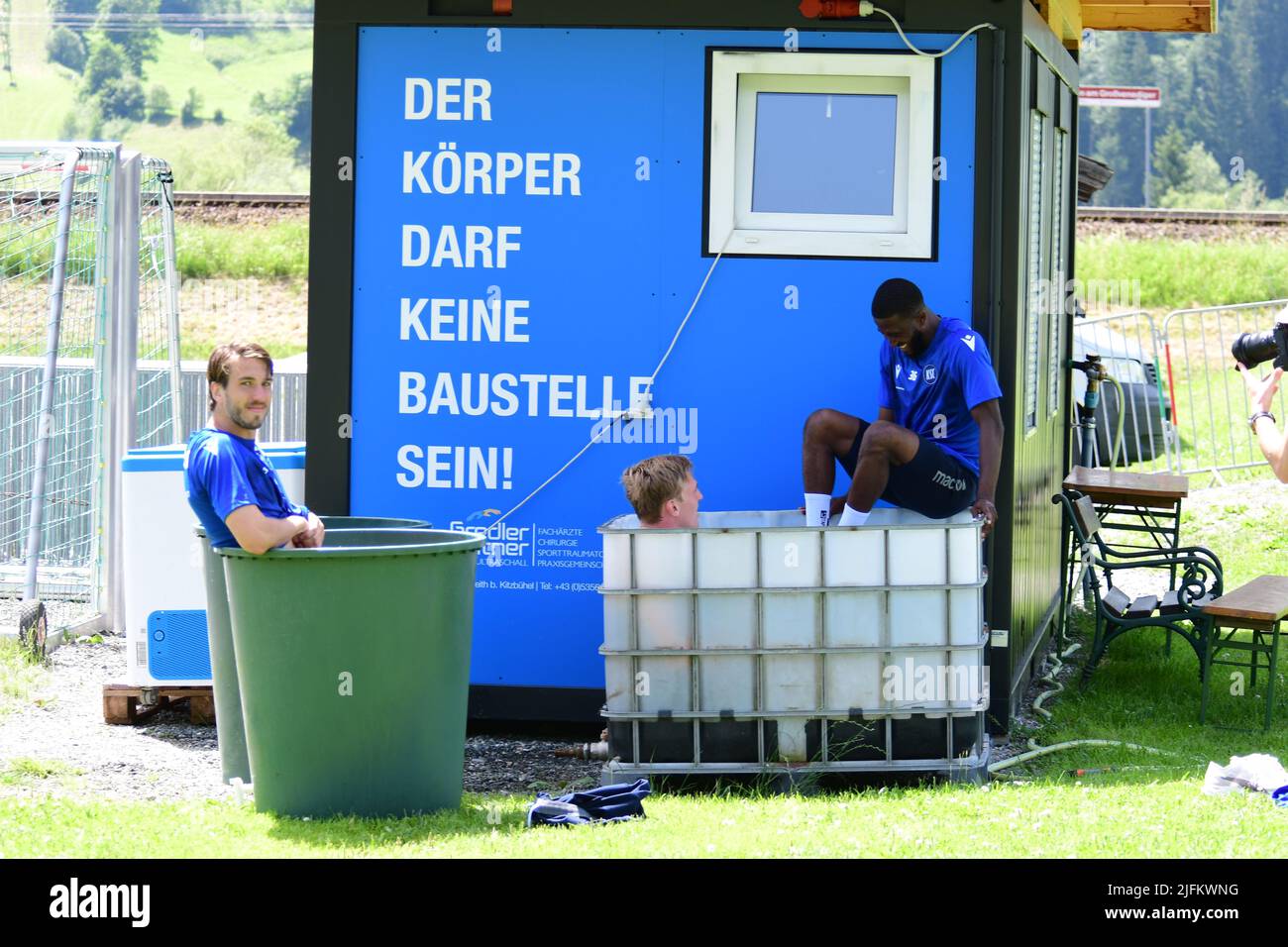 KSC Karlsruher SC seconda lega giocatori in acqua Eiston Spieler Österreich Neukirchen 2022 calcio professionale Foto Stock