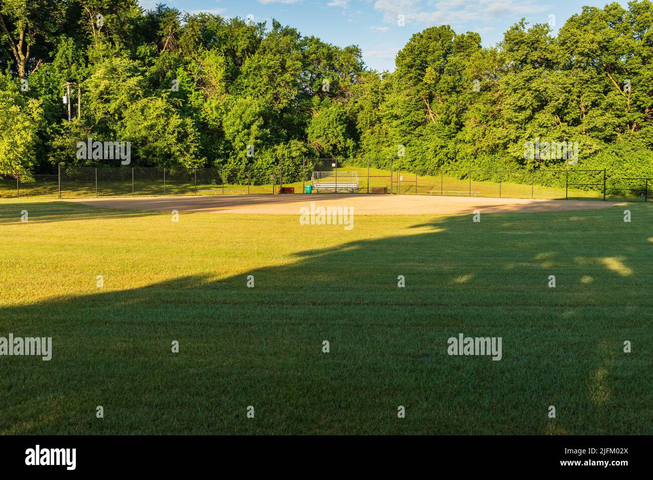 Guardando verso la homeplate di questo campo da baseball da Centerfield Foto Stock