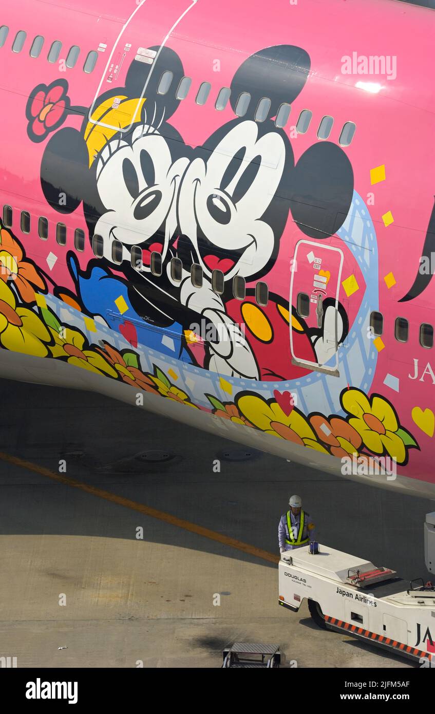 Il JAL Jumbo Jet per commemorare il mondo di Mikey mouse e Disney è stato programmato sulle rotte nazionali in Giappone, Tokyo.Haneda JP Foto Stock