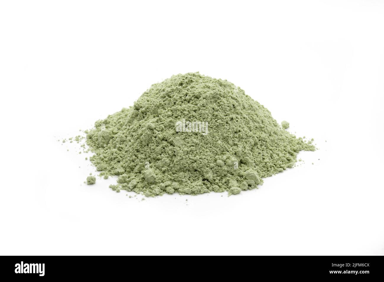 Polvere cosmetica verde di argilla isolata su sfondo bianco Foto Stock