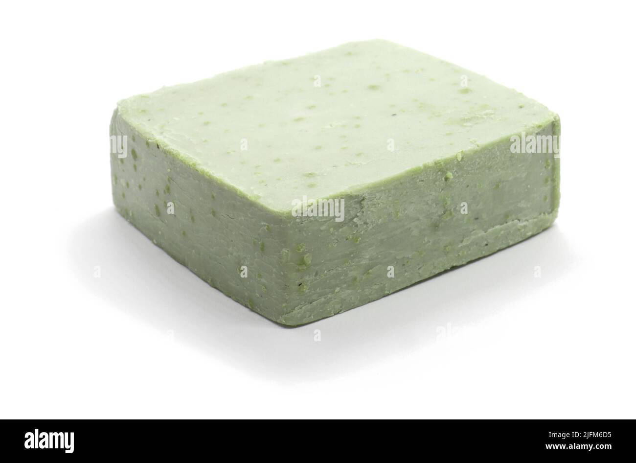 Sapone all'olio d'oliva fatto a mano su sfondo bianco Foto Stock