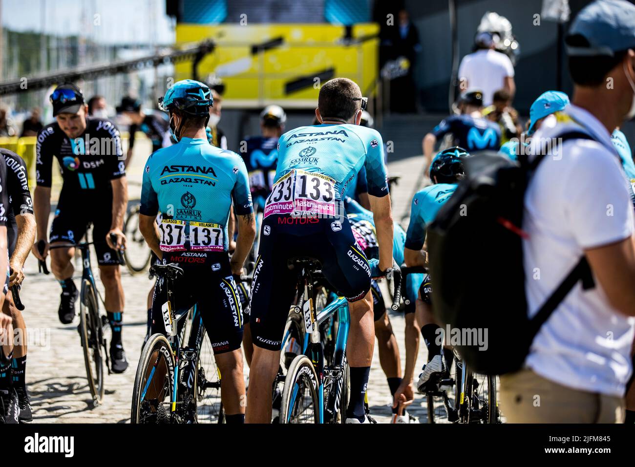 Vejle, Danimarca. 03rd luglio 2022. Simone Velasco (137) e Joe Dombrowski (133) del Team Astana Qazaqstan si preparano per la tappa 3 del Tour de France 2022. (Photo Credit: Gonzales Photo/Alamy Live News Foto Stock