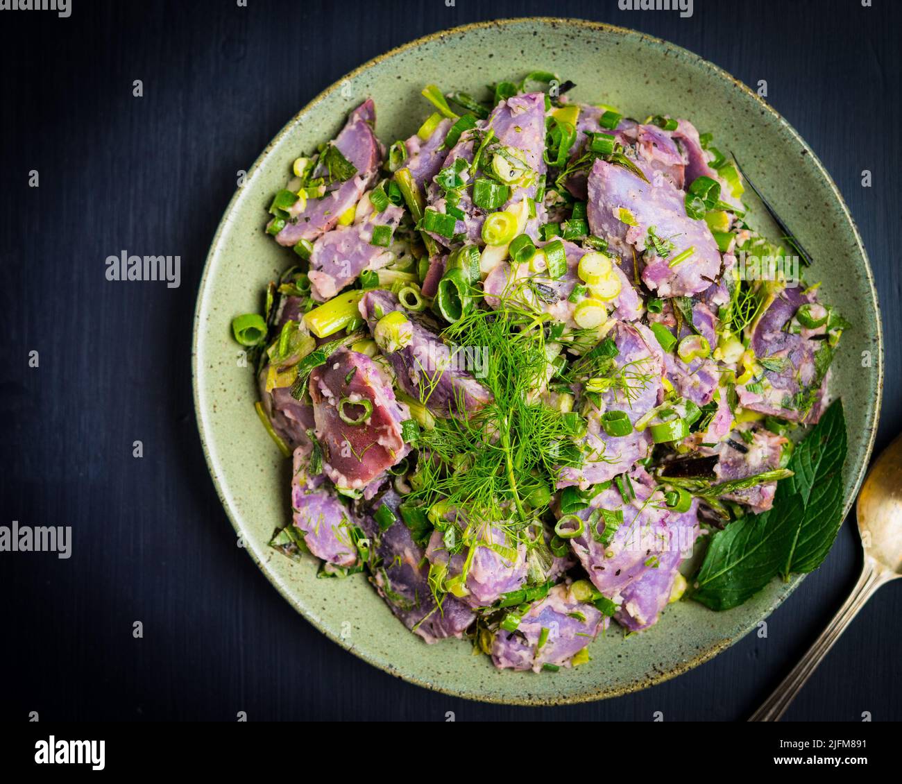 Insalata di patate vegane a base di patate blu Foto Stock