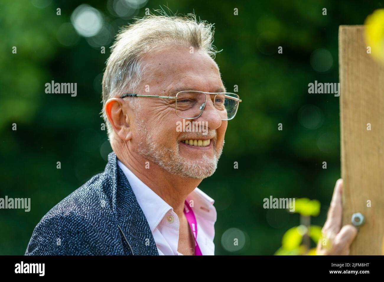 Londra, Regno Unito. 4 luglio 2022. Raymond Blanc, chef famoso, partecipa all'anteprima della stampa al RHS Hampton Court Palace Garden Festival. La più grande mostra di fiori al mondo comprende giardini di designer ispiratori, discorsi sulle celebrità, dimostrazioni e workshop. Credit: Stephen Chung / Alamy Live News Foto Stock