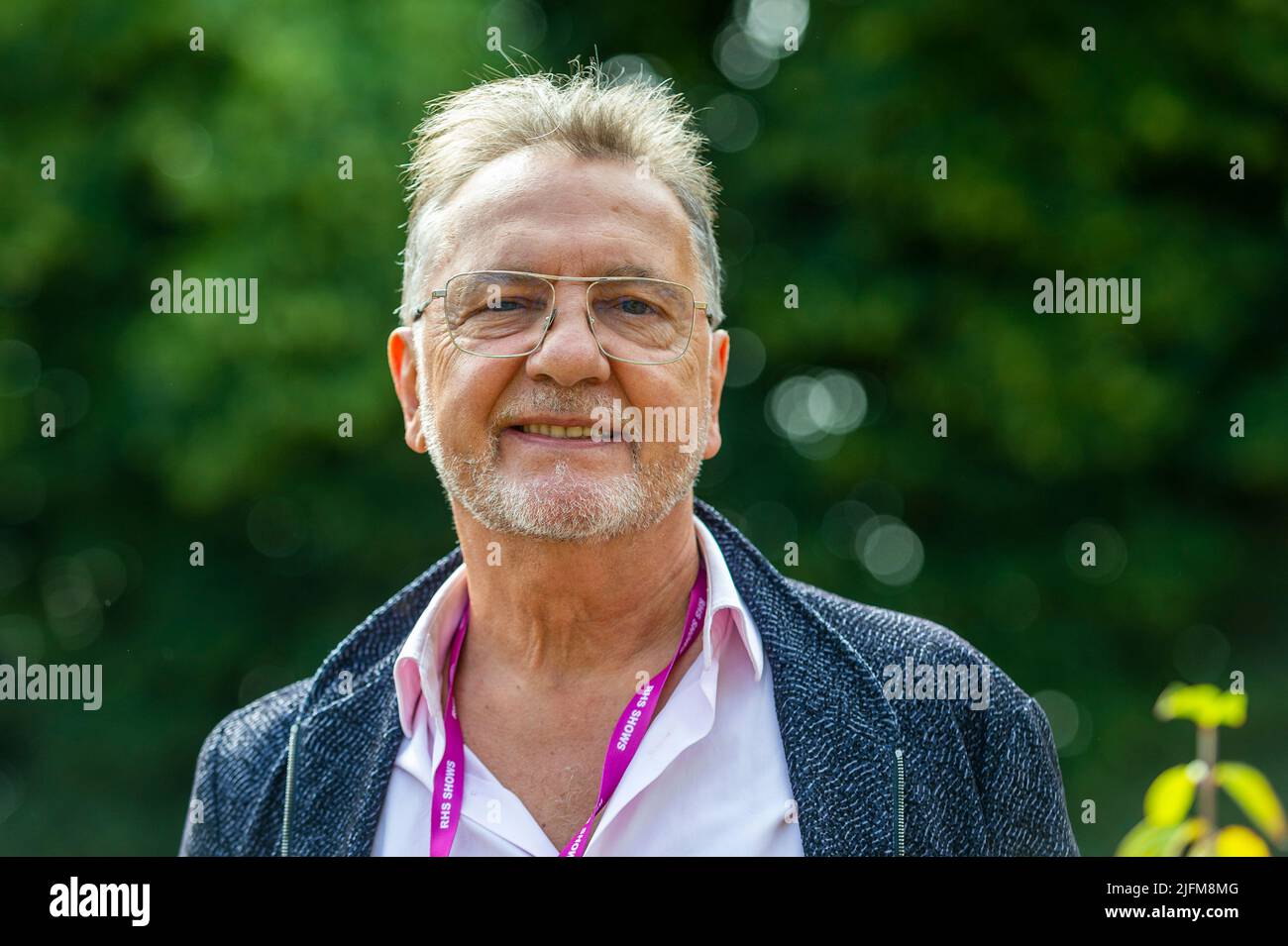 Londra, Regno Unito. 4 luglio 2022. Raymond Blanc, chef famoso, partecipa all'anteprima della stampa al RHS Hampton Court Palace Garden Festival. La più grande mostra di fiori al mondo comprende giardini di designer ispiratori, discorsi sulle celebrità, dimostrazioni e workshop. Credit: Stephen Chung / Alamy Live News Foto Stock