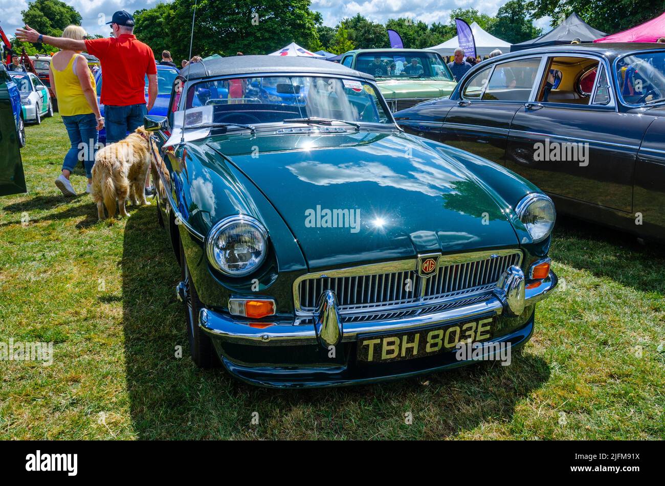 Fronte di un 1967 MGB in verde al Berkshire Motor Show di Reading, Regno Unito Foto Stock