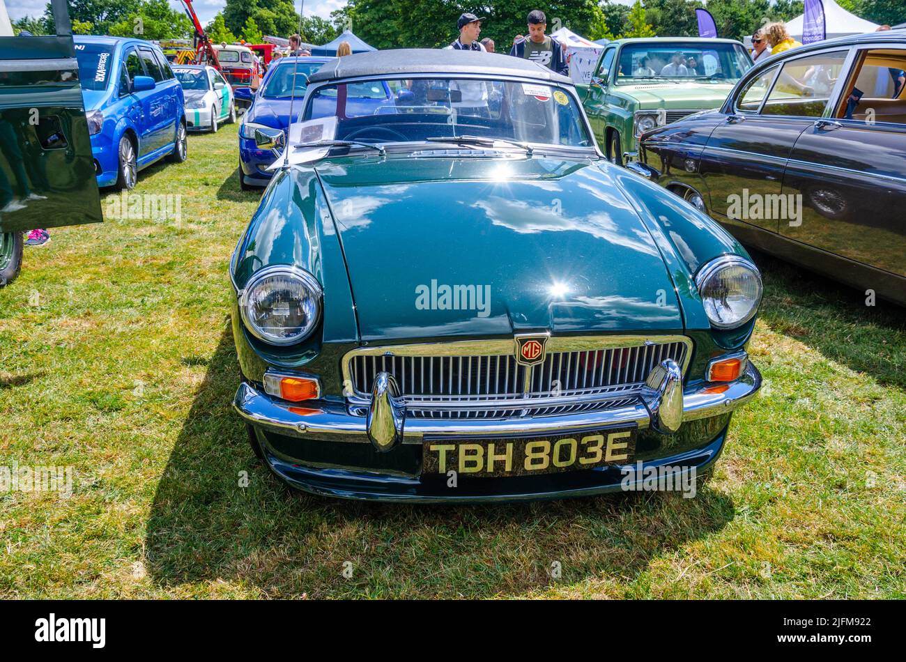 Fronte di un 1967 MGB in verde al Berkshire Motor Show di Reading, Regno Unito Foto Stock