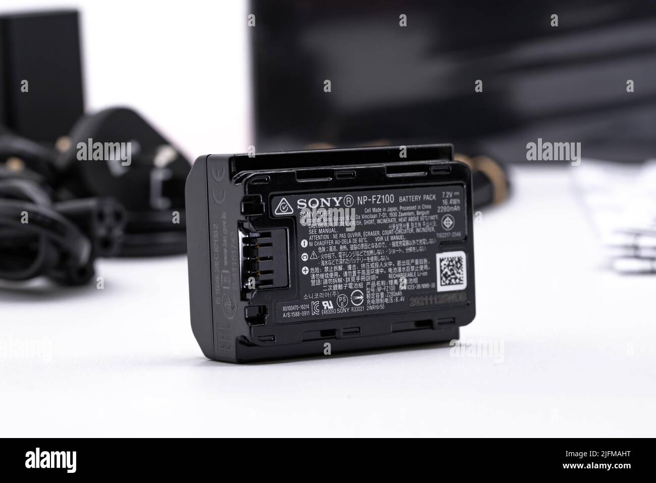 Bangkok, Thailandia - 9 giu 2022, la batteria Sony NP-FZ100 è per la telecamera full frame mirrorless Sony a7iv quarta generazione del core A7 dell'azienda Foto Stock