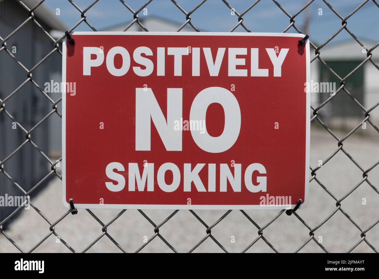 POSITIVAMENTE NESSUN segno DI FUMO in un luogo che vuole essere sicuro ci è positivamente non fumare. Foto Stock