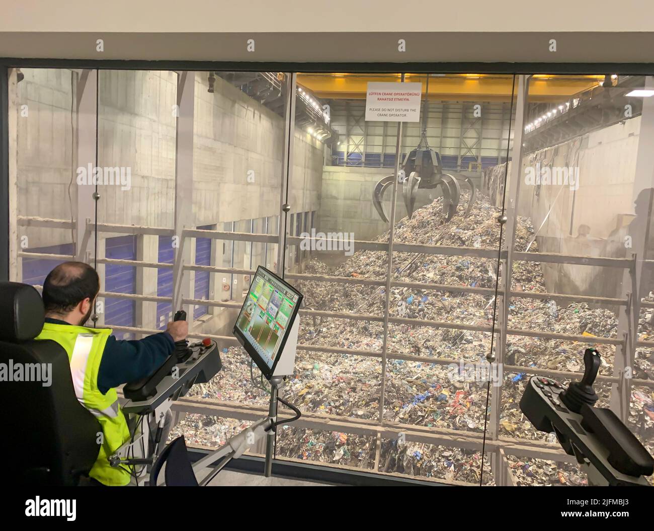 All'interno di un impianto di gestione dei rifiuti si combuca i rifiuti per produrre elettricità, incenerimento dei rifiuti e impianto di produzione di energia, rifiuti e rifiuti. Foto Stock