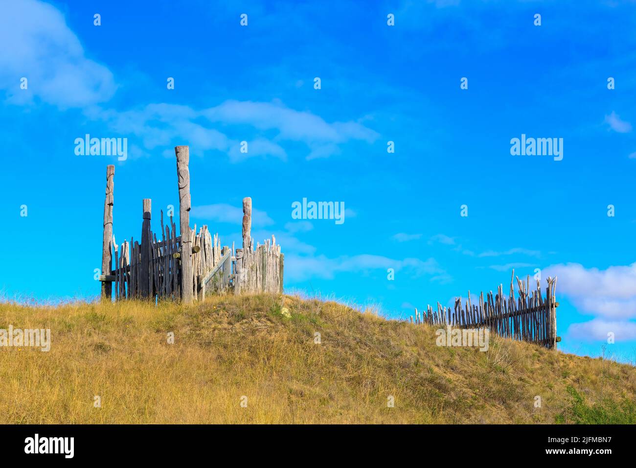 Palisata di legno e piattaforma di osservazione a Otatara Pa, una ricostruzione di un villaggio fortificato Maori nella regione di Hawke's Bay, Nuova Zelanda Foto Stock