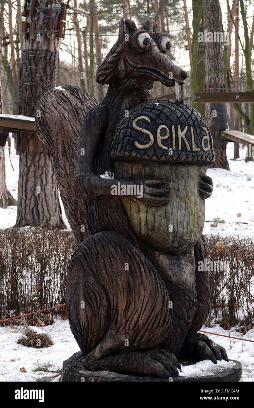 Kiev, Ucraina 6 febbraio 2021: Personaggi fiabeschi nel parco in legno Foto Stock