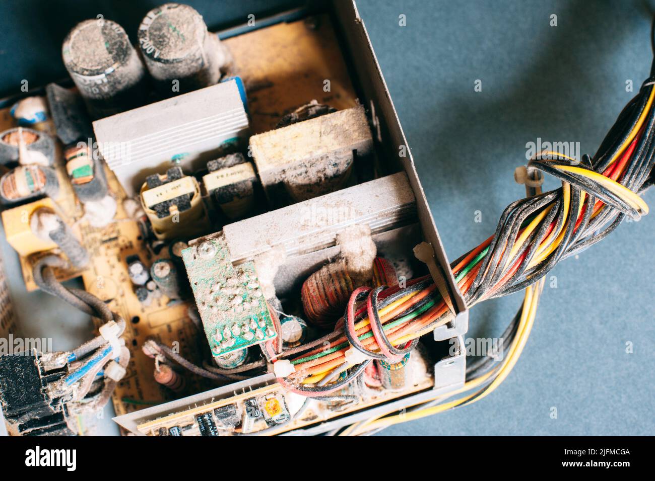 Primo piano vecchio impianto elettronico polveroso, gadget danneggiato Foto Stock