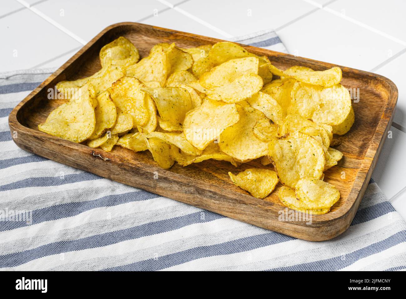 Cheddar Jalapeno croccante bocconcini di patate su sfondo bianco ceramica quadrata piastrelle tavolo Foto Stock