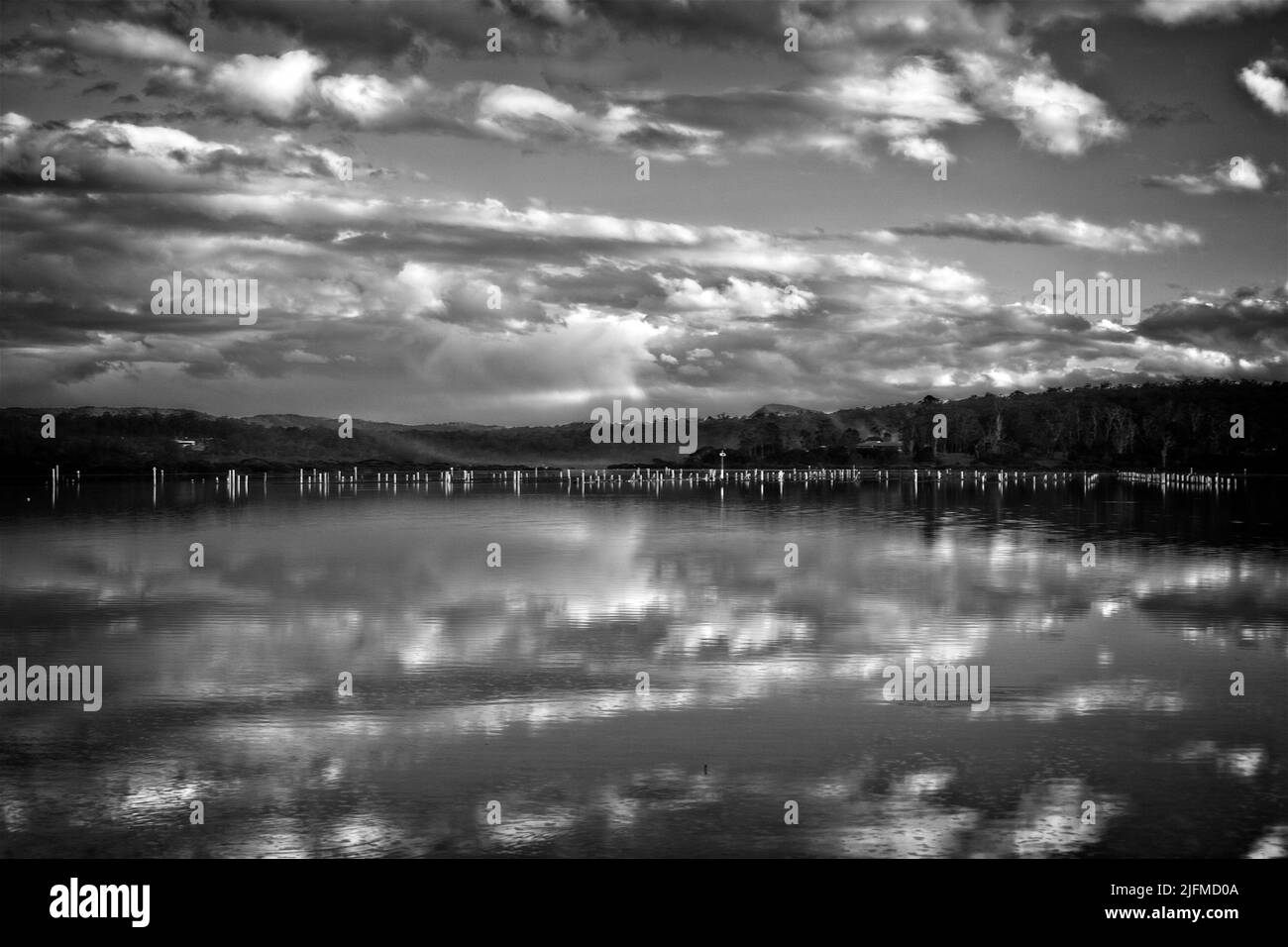 RIFLESSI DEL PAESAGGIO MERIMBULA LAKE, NSW, AUSTRALIA Foto Stock