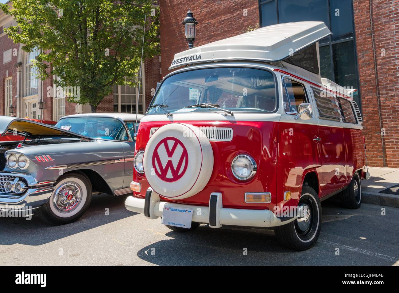 Classico rosso VW microbus o furgone anche noto come un kombi in mostra auto d'epoca. Foto Stock